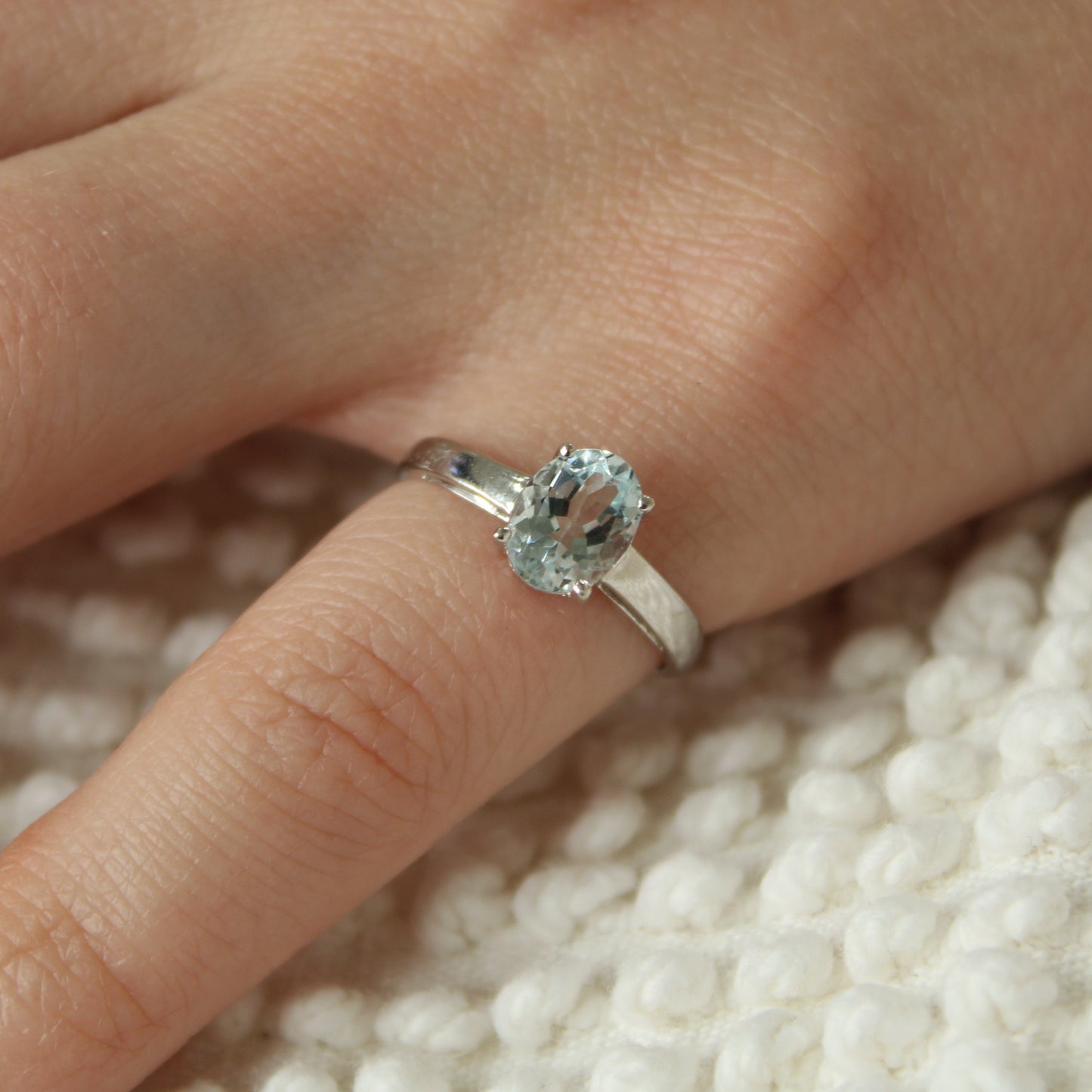 14kt White Gold Oval Aquamarine Light Blue Cocktail Solitaire Birthstone Ring