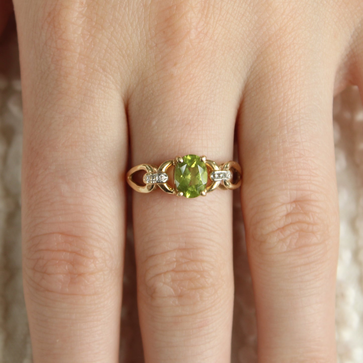10kt Yellow Gold Peridot Oval Cut Open Chain Ring