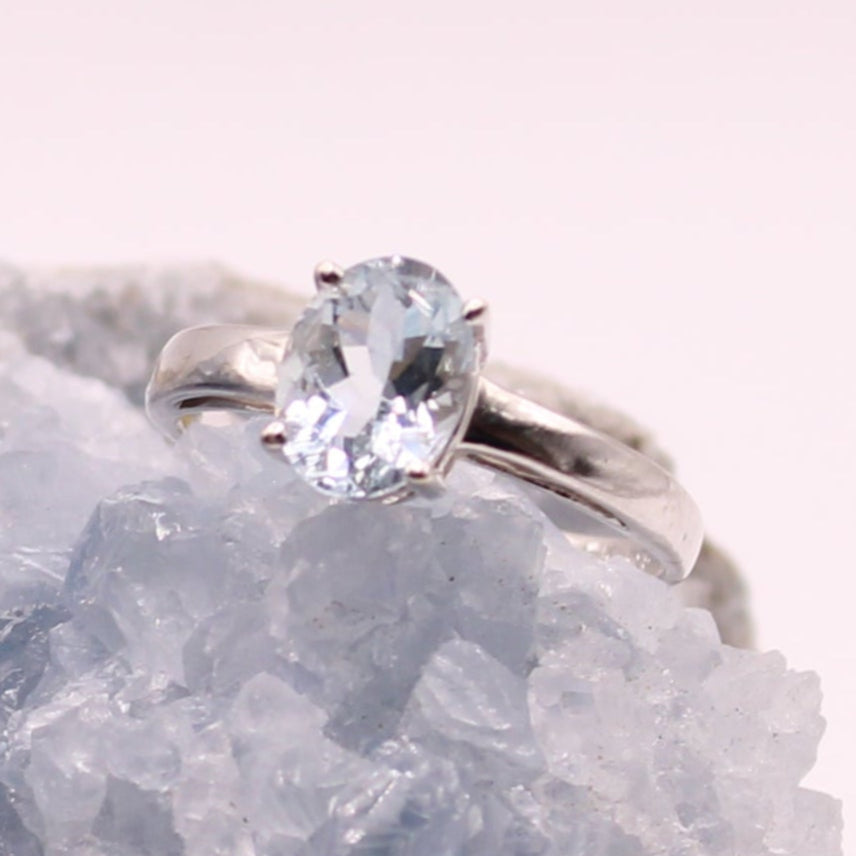 14kt White Gold Oval Aquamarine Light Blue Cocktail Solitaire Birthstone Ring