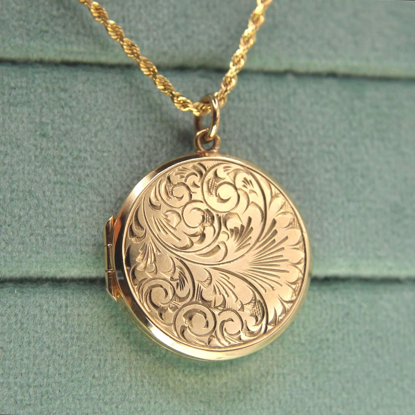 Vintage 9kt Yellow Gold Etched Ornate Scroll Photo Locket Pendant