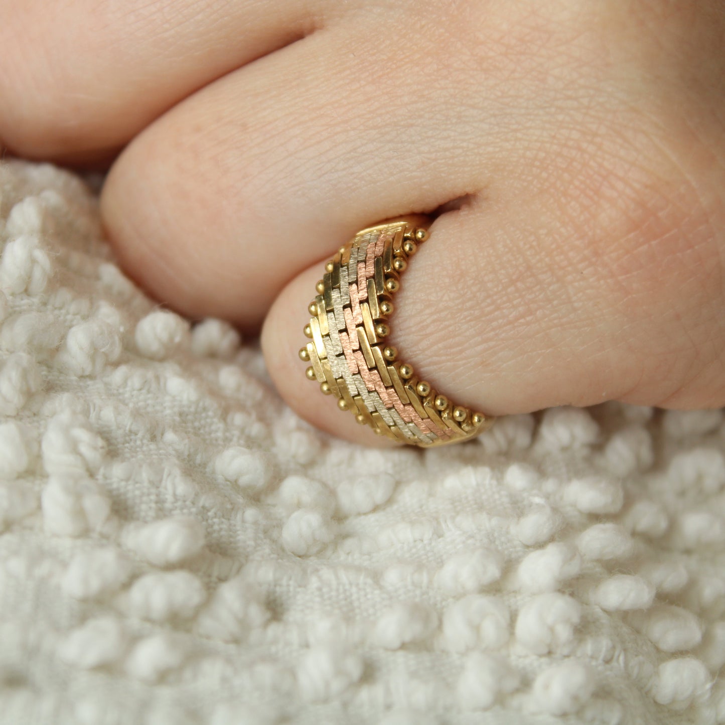 14kt Tri-Gold Mesh Wide V Point Beaded Edge Yellow Rose White Band Ring