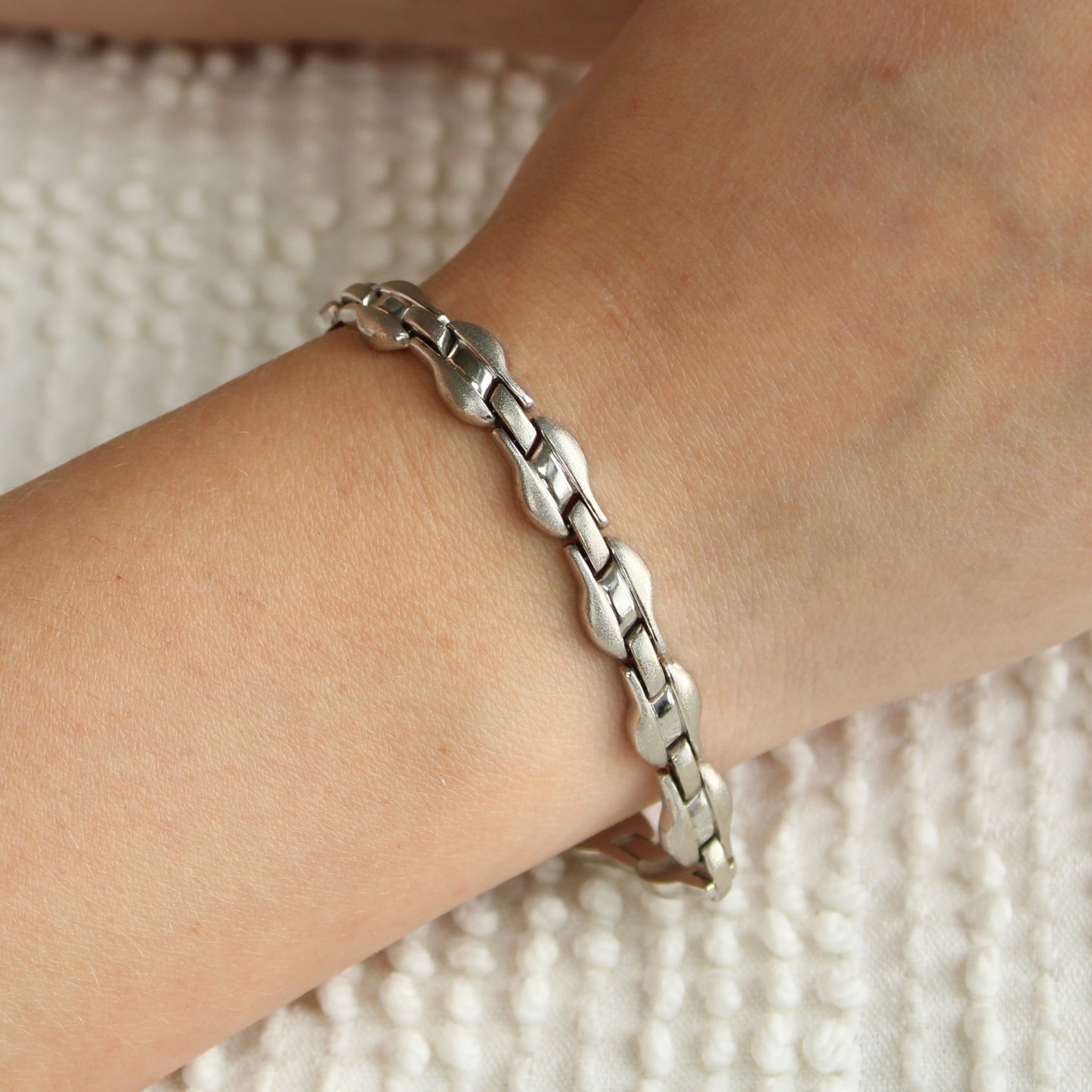 14kt White Gold B&M Sandblast & Polish Finish Puffed Wave Link Bracelet 6.75"