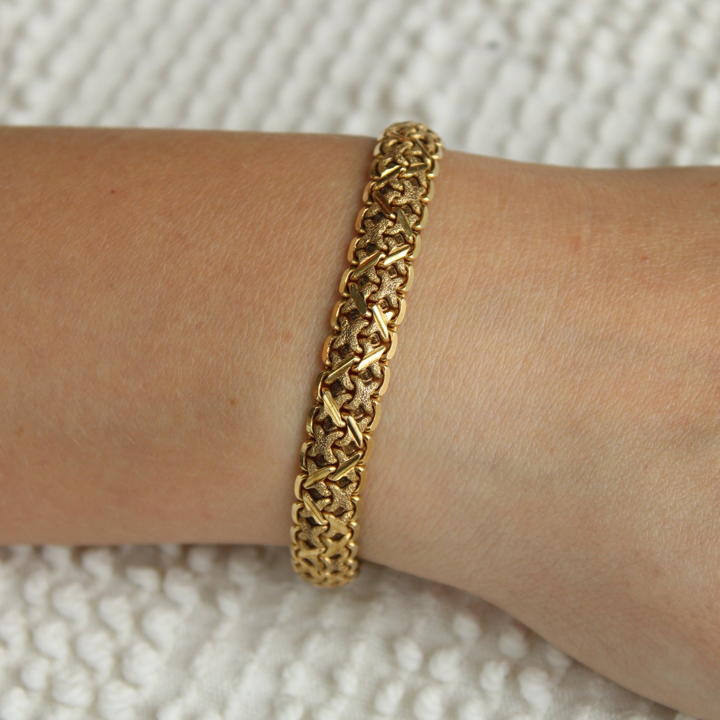 Hirsh Chitrik 14kt Yellow Gold Sandblast Texture Woven X Pattern Link Bracelet