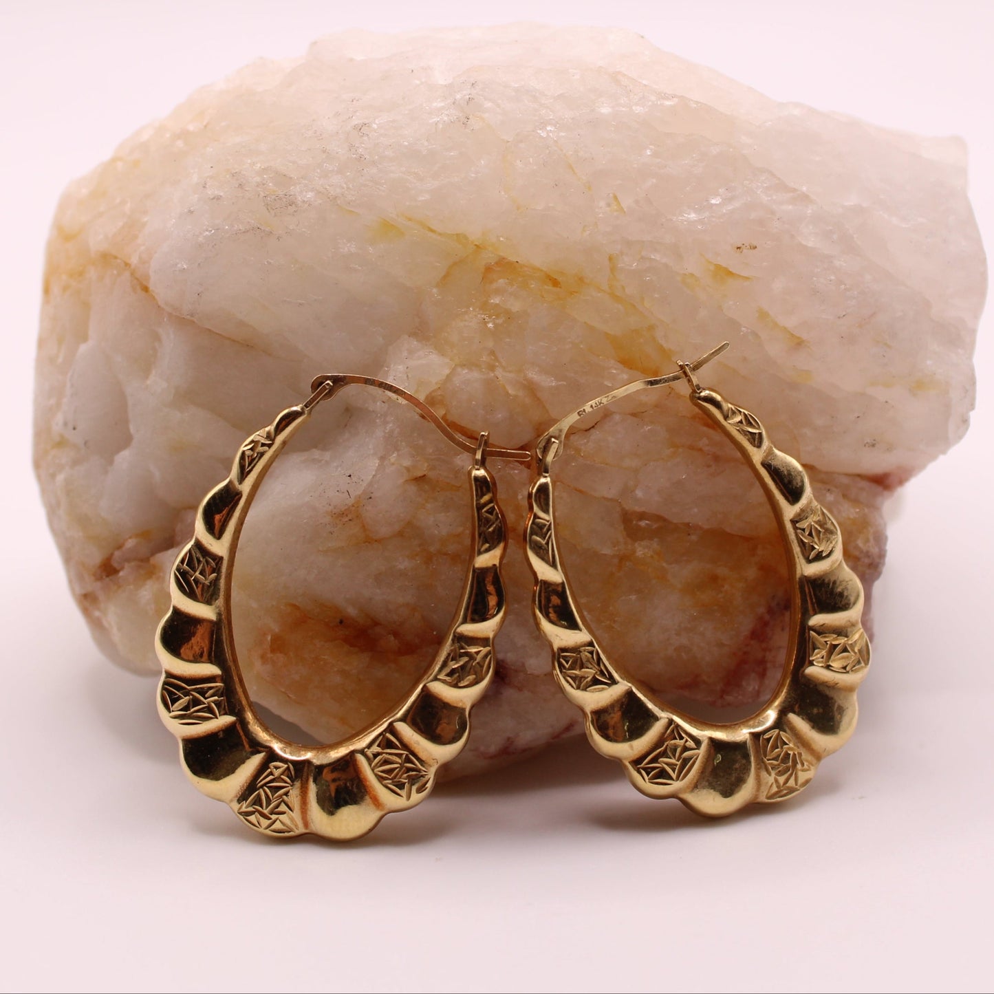 14kt Yellow Gold Scalloped Texture Pattern Round Oval Hoop Earrings 1.25"