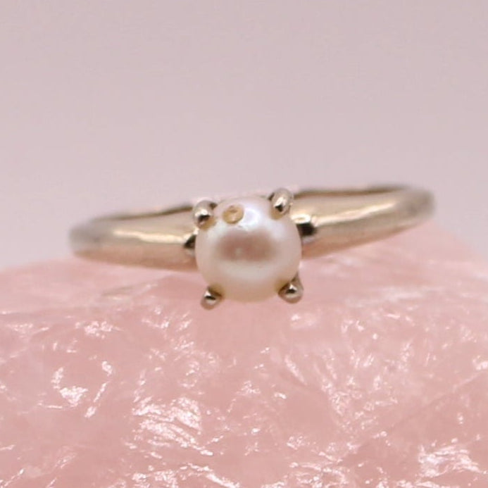 Vintage 14kt Yellow Gold Seed Pearl Solitaire Birthstone Ring