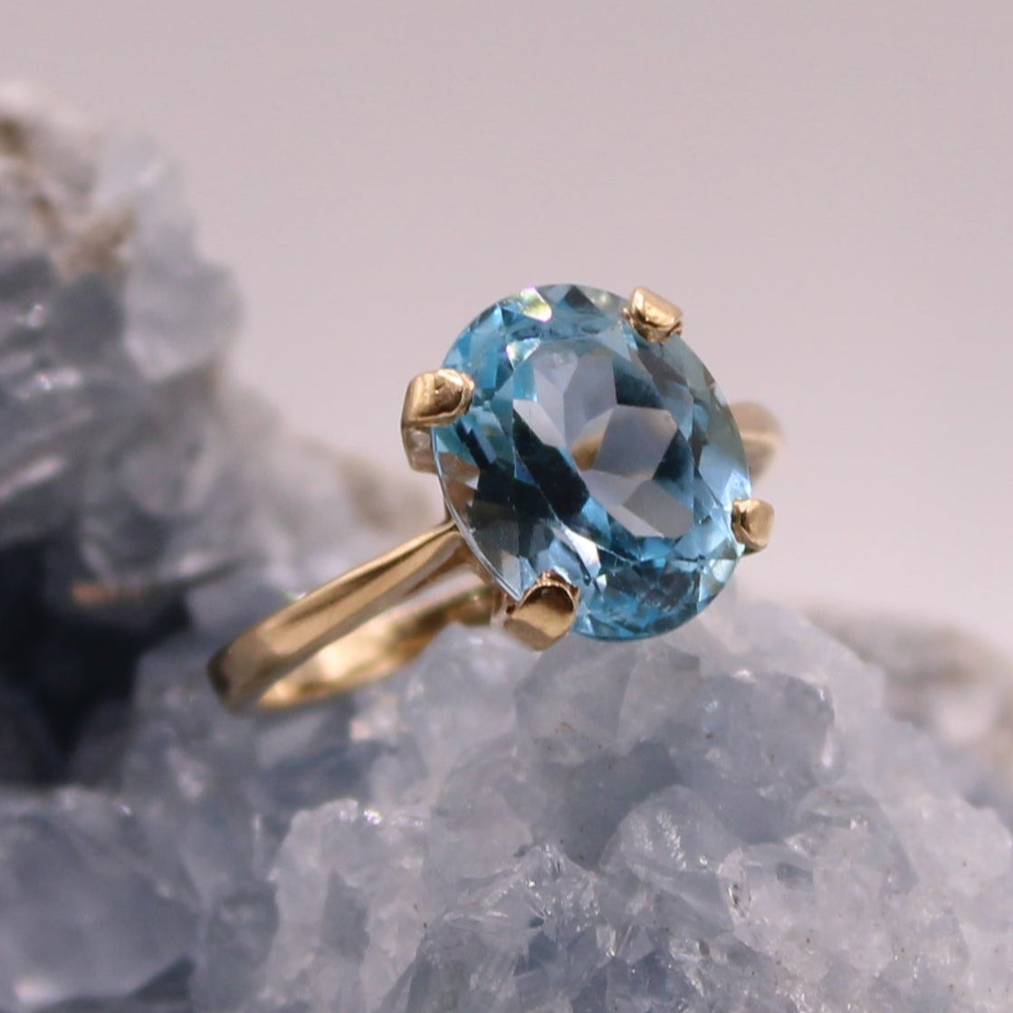 14kt Yellow Gold Oval Swiss Blue Topaz Cocktail Ring