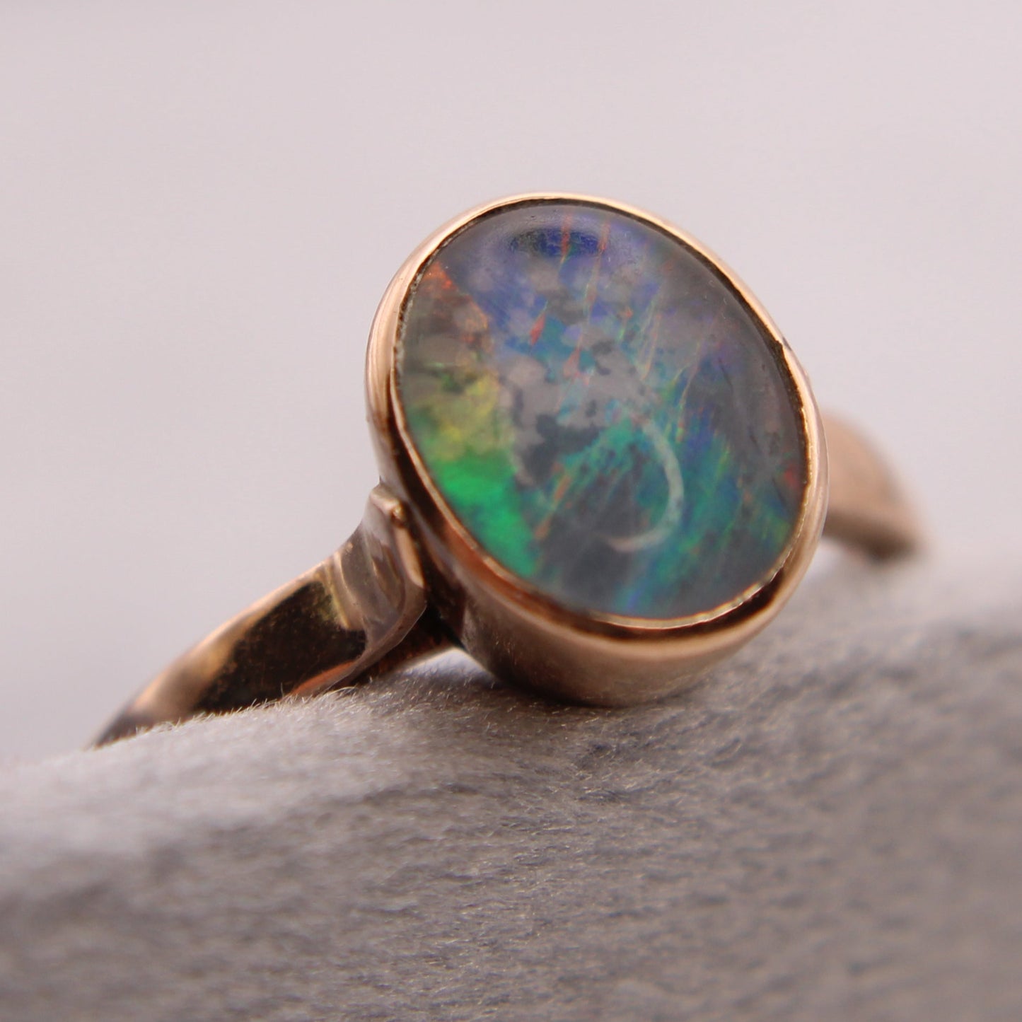 Vintage 10kt Rose Gold Blue Flash Fire Opal Doublet Ring