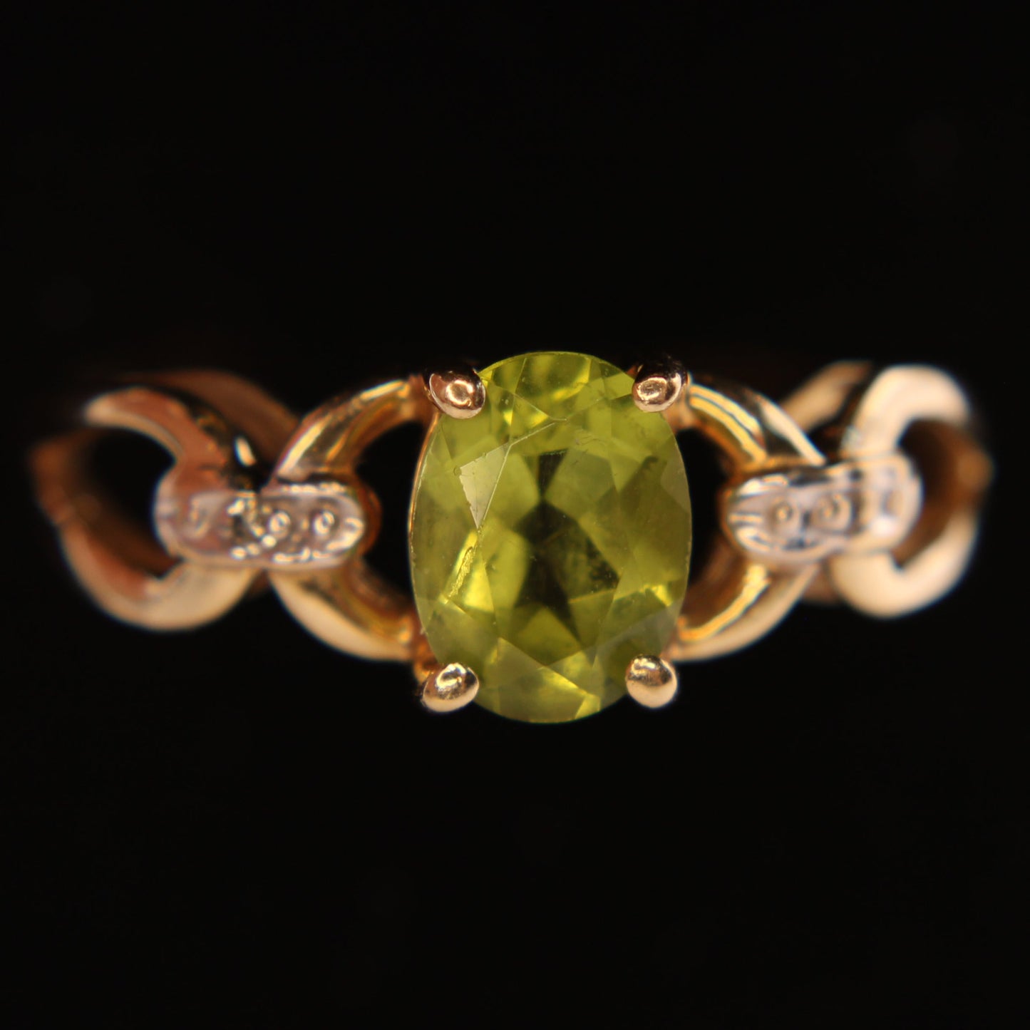 10kt Yellow Gold Peridot Oval Cut Open Chain Ring