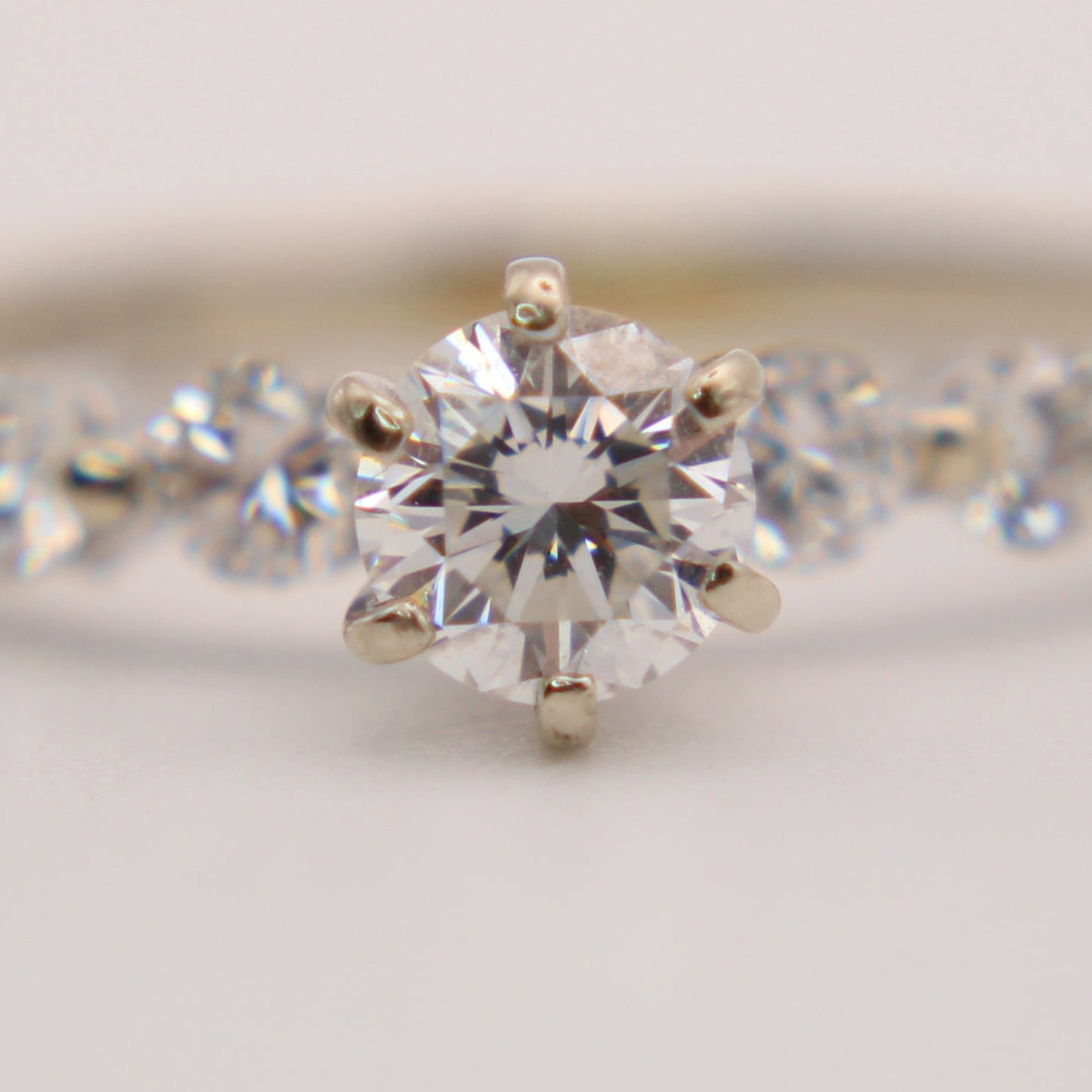 14kt White Gold Diamond 0.85 CT Solitaire With Accent Bubble Engagement Ring