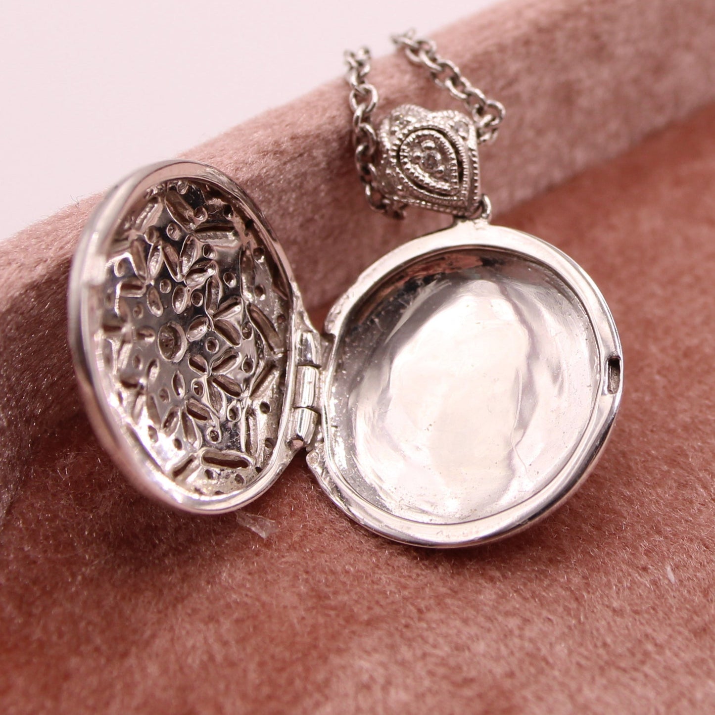 14kt White Gold Diamond Mandala Locket Station Chain Link Necklace 16"