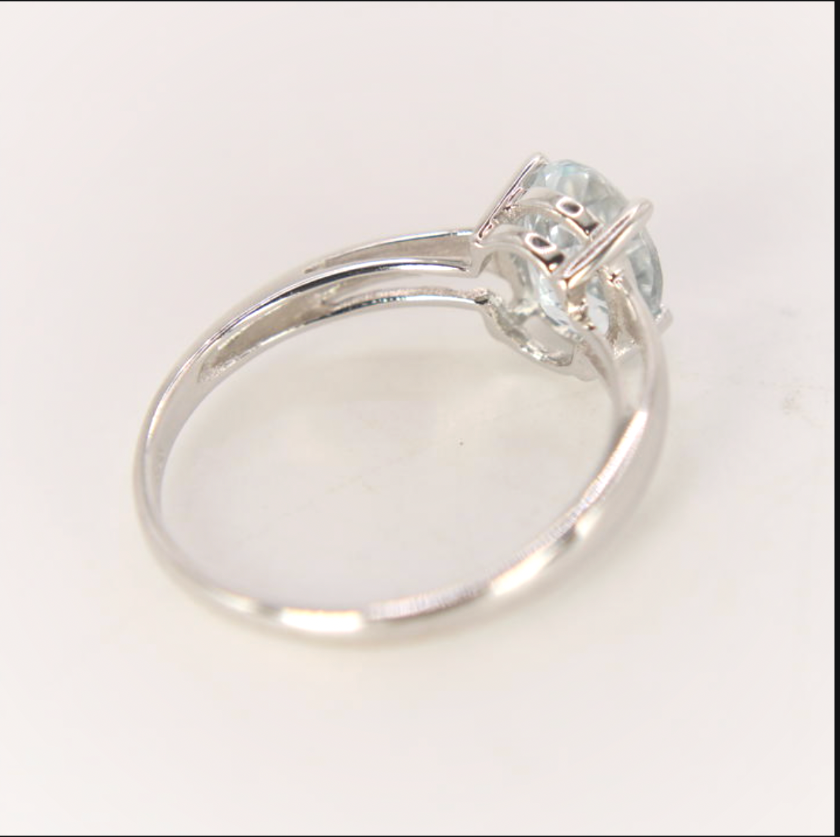 14kt White Gold Oval Aquamarine Light Blue Cocktail Solitaire Birthstone Ring