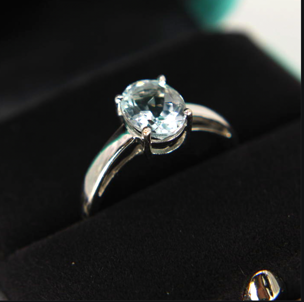 14kt White Gold Oval Aquamarine Light Blue Cocktail Solitaire Birthstone Ring